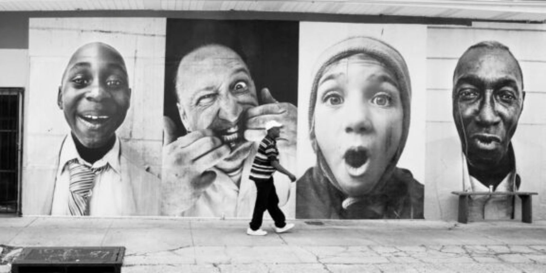 Il progetto JR arriva all'Aquila - La città e il cratere 2009 diventano una grande opera collettiva.