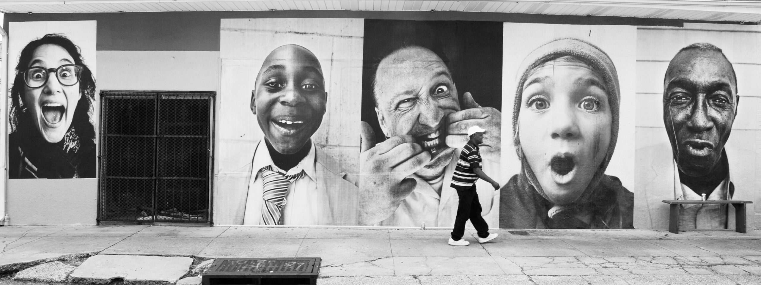 Il progetto JR arriva all'Aquila - La città e il cratere 2009 diventano una grande opera collettiva.