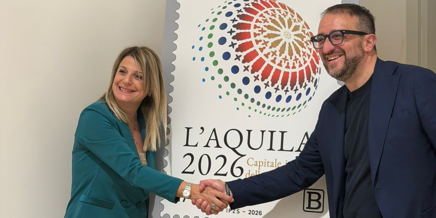 Il Logo Ufficiale dell'Aquila 2026 diventa un Francobollo