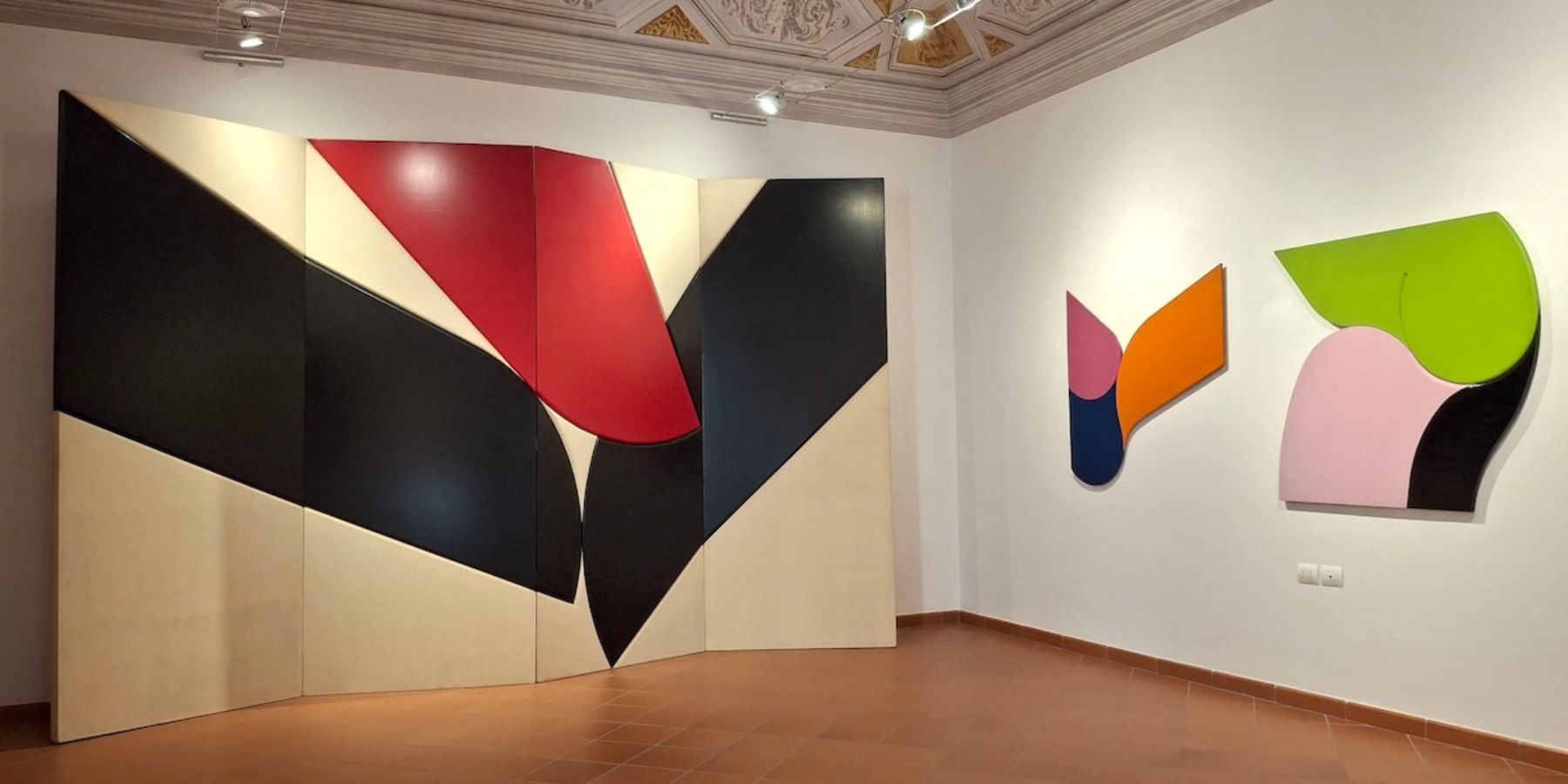 Shu Takahashi, opera dalla mostra "Nanakorobi Yaoki – Un mondo fluttuante tra Oriente e Occidente", Fondazione Giorgio de Marchis Bonanni d'Ocre, L'Aquila, 2026
